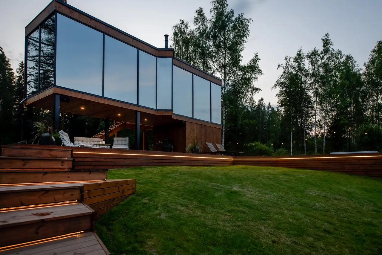 Ojasaarõ — klaasvilla õhtuvalguses